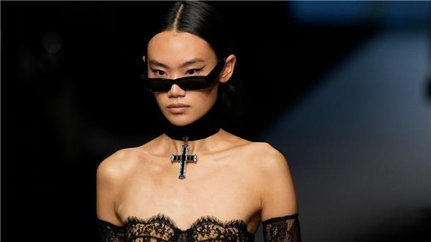 Die verruchte Kreation des Designer-Duos erinnert an bekannte Looks der 41-Jährigen Kim Kardashian.