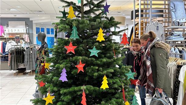 Die verschiedenen Wünsche können im Geschäft abgeholt werden und dann verpackt bis zum Mittwoch, 13. Dezember, ebenfalls dort wieder abgegeben werden