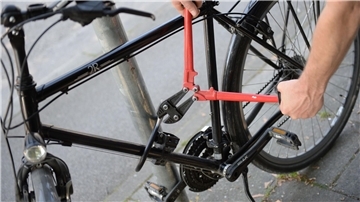 Die Versicherungen raten dringend, Fahrräder mit guten Ketten- oder Bügelschlössern zu sichern (Symbolbild).