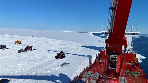 Die Versorgung der Neumayer-Station hat in diesem Jahr das dänische Frachtschiff „Malic Arctica“ übernommen. Die Entladung an der Schelfeiskante lief kontaktlos.