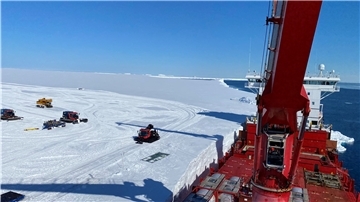 Die Versorgung der Neumayer-Station hat in diesem Jahr das dänische Frachtschiff „Malic Arctica“ übernommen. Die Entladung an der Schelfeiskante lief kontaktlos.