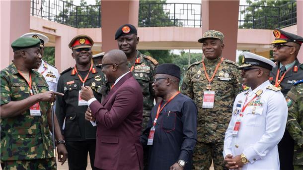 Niger: Ecowas arbeitet weiter an Plan für Militäreinsatz Die Verteidigungsminister der Länder der Wirtschaftsgemeinschaft Westafrikanischer Staaten (Ecowas) mit Ausnahme von Mali, Burkina Faso, Tschad, Guinea und Niger posieren für ein Gruppenfoto.