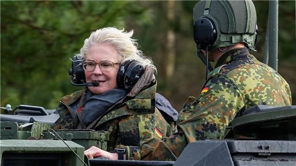 Verteidigungsministerin Lambrecht geht auf Kritiker zu Die Verteidigungsministerin Christine Lambrecht steht in der Kritik.