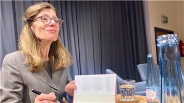 Eine Frau signiert Bücher