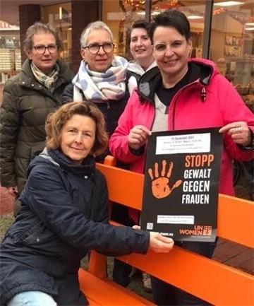 Fünf Frauen halten ein Plakat "Stopp Gewalt gegen Frauen" in den Händen. 