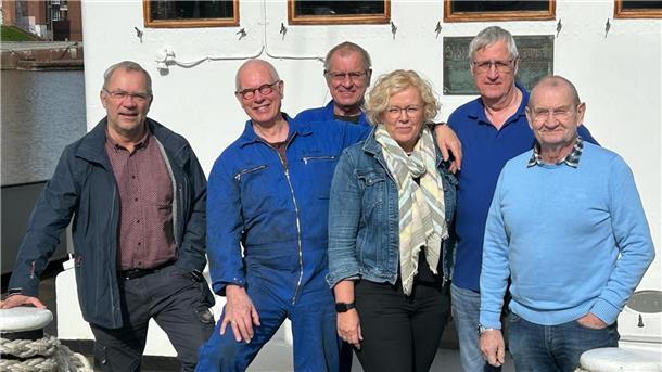 Ruheständler halten den Dampfeisbrecher „Wal“ in Fahrt Die vier frischgebackenen Dampfmaschinisten und Ihre beiden Lehrer auf dem Vordeck des „schwimmenden Klassenzimmers:Carsten Clausen, Peter Bergmann, Chief Wolfgang Graf, Doris Lilkendey, Wolfgang Treichel und Chief Ralf Schaefer.
