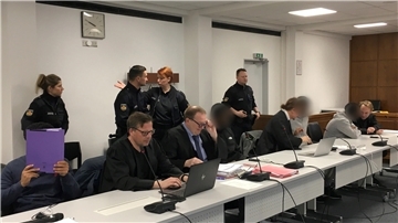 Die vier jugendlichen Angeklagten aus den Niederlanden mit ihren Anwälten vor dem Landgericht Bremen. 