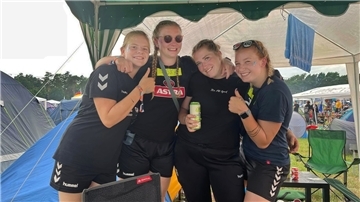 Die vier Nordenhamerinnen Judith Reins, Liska Stuhrmann, Svea Pargmann und Louisa Plump (von links) haben im Central Camp ihr Zelt aufgebaut und genießen die Atmosphäre und die Musik beim Deichbrand-Festival.