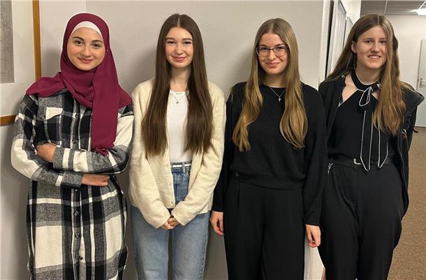 Vier Schülerinnen, lächelnd. Die vier Schülerinnen vom Schulzentrum Carl von Ossietzky präsentierten am Donnerstag ihre App „Justice 4 Her“ beim Finale des bundesweiten Wettbewerbs „Jugend gründet“ in Berlin. 