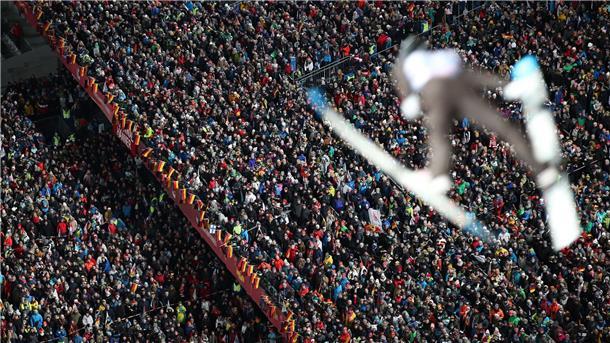 Das Warten der Springerinnen: Wann kommt die Frauen-Tournee? Die Vierschanzentournee ist ein Publikumsmagnet.