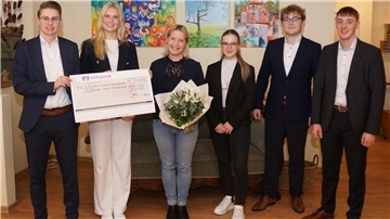 Die Volksbank-Azubis Matthias Wende (von links), Lenja Böschen, Leonie Augustin (Vierte von links), Jonas Kröger und Tristan Baron überreichten vor Kurzem den symbolischen Spendenscheck in Höhe von 1.713 Euro an Sarah Mangels (mit Blumenstrauß), zweite Vorsitzende des Fördervereins Hospiz zwischen Elbe und Weser.