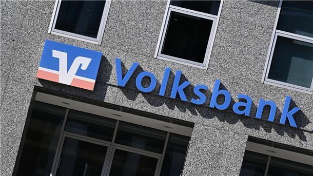 Das Logo einer Volksbank ist an einer Filiale in Stuttgart angebracht.