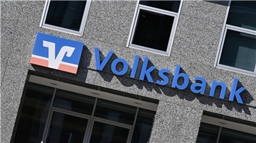 Das Logo einer Volksbank ist an einer Filiale in Stuttgart angebracht.