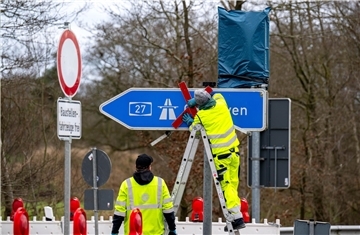 Die Vollsperrung der Autobahn 27 zwischen Hagen und Uthlede im Februar/März hatte Folgen: Weil Lkw und Autos wochenlang über die schmale Kreisstraße 48 donnerten, hat sie enorm gelitten und muss jetzt saniert werden.
