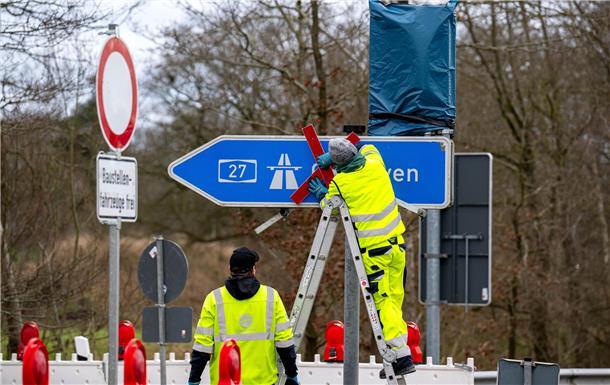 Die Vollsperrung der Autobahn 27 zwischen Hagen und Uthlede im Februar hatte Folgen: Weil Lkw und Autos wochenlang über die schmale Kreisstraße 48 donnerten, hat sie enorm gelitten und muss für teures Geld saniert werden.