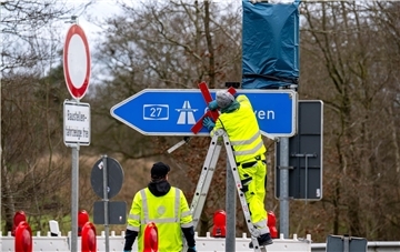 Die Vollsperrung der Autobahn 27 zwischen Hagen und Uthlede im Februar hatte Folgen: Weil Lkw und Autos wochenlang über die schmale Kreisstraße 48 donnerten, hat sie enorm gelitten und muss für teures Geld saniert werden.