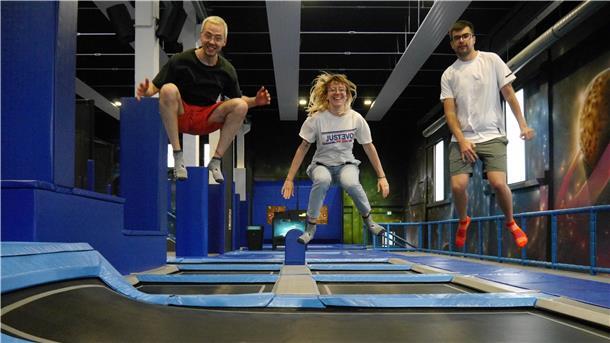 Die Volontäre Jannik Sauer (links). Leandra Hanke und Florian Zinn probieren die Trampoline aus. 