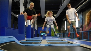 Die Volontäre Jannik Sauer (links). Leandra Hanke und Florian Zinn probieren die Trampoline aus. 