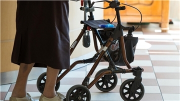 Alte Frau mit Rollator