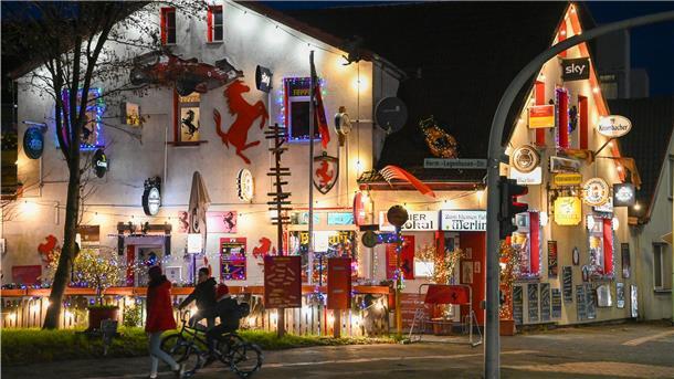Die von den Bremerhavenern sogenannte Ferrari-Kneipe am Flötenkiel/Langener Landstraße ist bereits festlich erleuchtet.