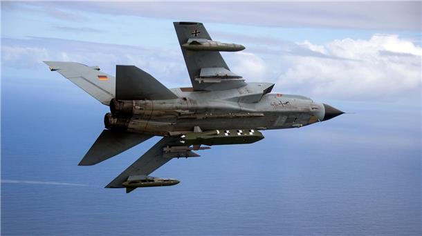 Kiew drängt auf Taurus-Marschflugkörper - Scholz bremst Die von der Bundeswehr herausgegebene Aufnahme zeigt einen Kampfjet Tornado IDS ASSTA 3.0, bestückt mit dem Lenkflugkörper Taurus.