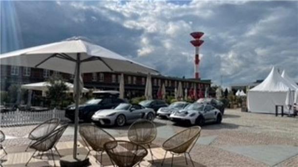 Zahlreiche Pagoden-Zelte: Die Vorbereitungen aufs Porsche-Event im Fischereihafen laufen schon. 