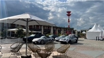 Zahlreiche Pagoden-Zelte: Die Vorbereitungen aufs Porsche-Event im Fischereihafen laufen schon. 