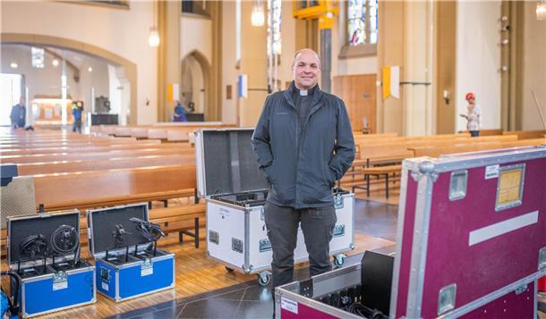 Die Vorbereitungen für den ZDF- Fernsehgottesdienst in der Herz-Jesu-Kirche in Geestemünde laufen am Freitag und Samstag auf Hochtouren: Pfarrer Marcus Scheiermann ist ein bisschen wie der Fels in der Brandung während des technischen Aufbaus.