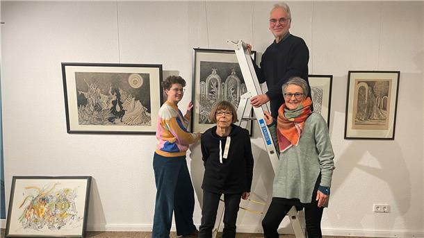Gruppe hängt Bilder auf