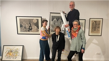 Gruppe hängt Bilder auf