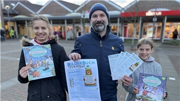 Die Vorfreude auf den Bilderbuchspaziergang ist groß: Langens Ortsbürgermeister Fabian Goiny mit seinen Kindern Sophia und Maria.