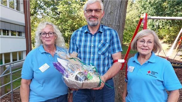 Blutspende in Selsingen: Zwei spenden zum 100. Mal Die Vorsitzende des DRK Selsingen, Ilse Carstens-Rillox, mit Gerald Krug und Schatzwartin Annegret Heins.