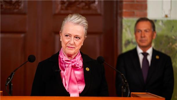 Friedensnobelpreis für Iranerin Narges Mohammadi Die Vorsitzende des Nobelkomitees, Berit Reiss-Andersen, bei der Preisbekanntgabe in Oslo.
