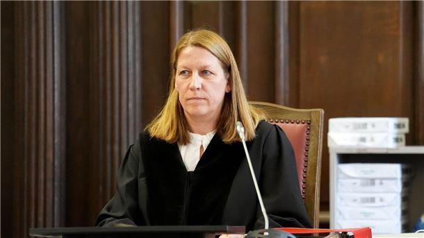 Auf „einige Worte“ von Christina Block folgen viele Fragen Die Vorsitzende Richterin Isabel Hildebrandt duldet keinen Applaus der Zuhörer im Gerichtssaal. (Archivbild)