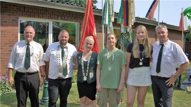 Die Vorsitzenden Chris Ulrichs (links) und Thomas Pape (rechts) gratulieren den neuen Majestäten Suat Kirhan, Angelique Kambs, John Lührs und Maxine Dohrmann.