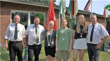 Die Vorsitzenden Chris Ulrichs (links) und Thomas Pape (rechts) gratulieren den neuen Majestäten Suat Kirhan, Angelique Kambs, John Lührs und Maxine Dohrmann.