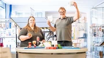Die Vorsitzenden des Phänomenta-Vereins Dr. Petra Brandt und Alfred Röhling. Gegen eine Spende gibt es kleine Basteltüten.