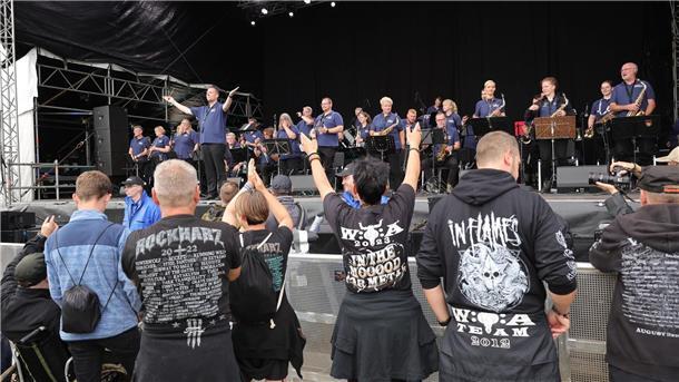 Metalfans feiern in Wacken, aber nicht alle dürfen rein Die „Wacken Firefighters“ spielen zur Eröffnung auf einer der Bühnen auf dem Festivalgelände.