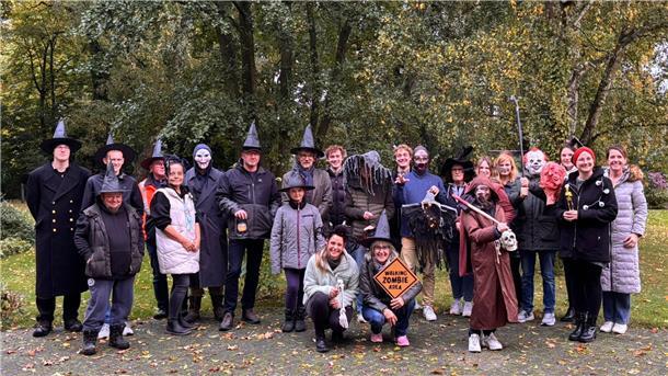 Eine Gruppe von Menschen in Halloween-Verkleidung. Die Waddenser stimmen sich auf ihr Geisterfest ein.