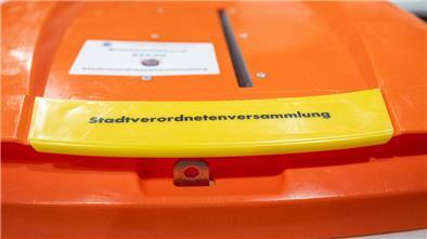 Die Wahlhelfer haben sich in der Eisarena ins Zeug gelegt: Das Ergebnis zur Wahl der Stadtverordnetenversammlung stand schon am Dienstag fest.
