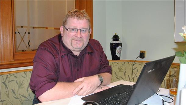 Niedersachsen hat entschieden - so sieht es in den Wahlkreisen aus Die Wahllokale sind geschlossen und jetzt heißt es für Bernd Wölbern (SPD) warten. In ein Lokal in Zeven hat er Parteifreunde und Kollegen eingeladen. Gemeinsam hoffen sie auf ein gutes Ergebnis für den Wohnster.