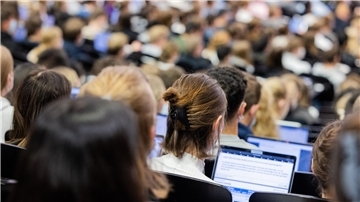 Die Wahrscheinlichkeit, einen Hochschulabschluss zu erlangen, steigt, wenn man Eltern hat, die ebenfalls studiert haben.