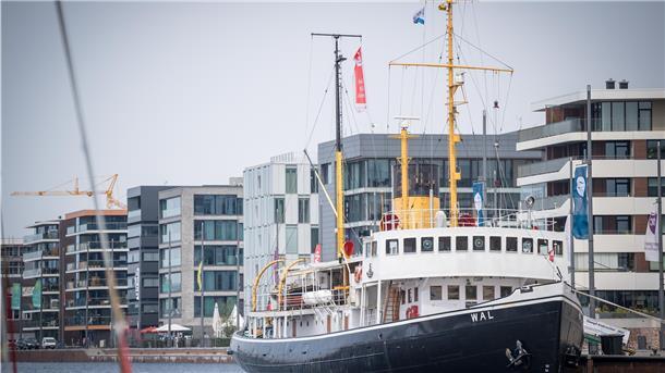 Corona leert Kasse der „Wal“-Crew Die „Wal“ an ihrem Liegeplatz im Neuen Hafen. Der Dampfeisbrecher wird bei den Maritimen Tagen vertreten sein.