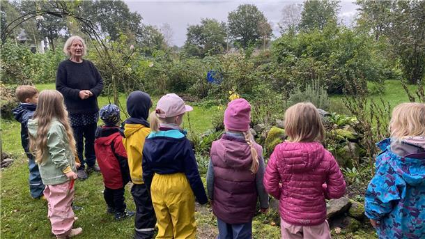 Die Walddrachen des Waldkindergartens Zeven auf Entdeckungsreise auf dem Hof an der Aue.