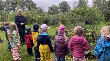 Die Walddrachen des Waldkindergartens Zeven auf Entdeckungsreise auf dem Hof an der Aue.