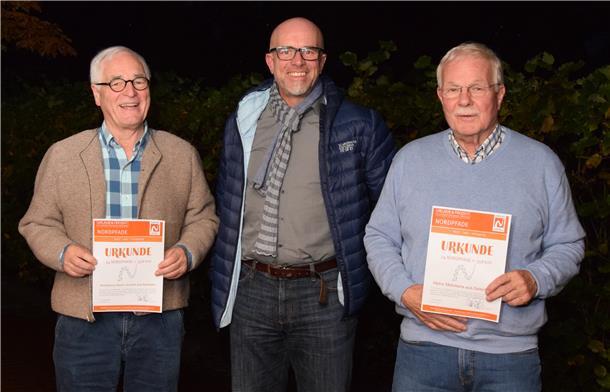 Die "Wanderboys" Martin Grubert (links) und Heinz Mehrkens aus Selsingen meisterten alle 24 Nordpfade und sind die ersten Finisher, denen TouROW-Geschäftsführer Udo Fischer (Mitte) die Nordpfade-Urkunden aus gutem Grund persönlich überreichte.