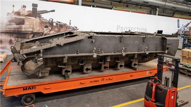 Rheinmetall: Neue Schützenpanzer-Fabrik in Ungarn Die Wanne von einem Schützenpanzer Lynx steht in einer Fertigungshalle von Rheinmetall.