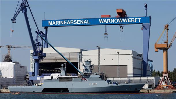 Marine gibt Fläche für Offshore-Zulieferer Neptun Smulders Die Warnowwerft in Rostock-Warnemünde ist seit 2022 einer von drei Standorten des Marinearsenals - dort werden Kriegsschiffe gewartet, repariert und gebaut. (Archivbild)