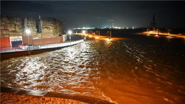 DER ADVENTS-STURM (Update 50): Hochwasser hat Stadt und Land im Griff, Schäden auch in der Wesermarsch, Zugverkehr weiter gestört Die Wassermassen breiten sich am Zoo am Meer aus.