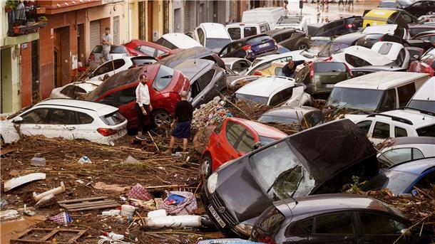 „Spanien weint“: Fast 100 Tote bei „Jahrhundert-Unwetter“ Die Wassermassen rissen die Autos wie Spielzeug mit.